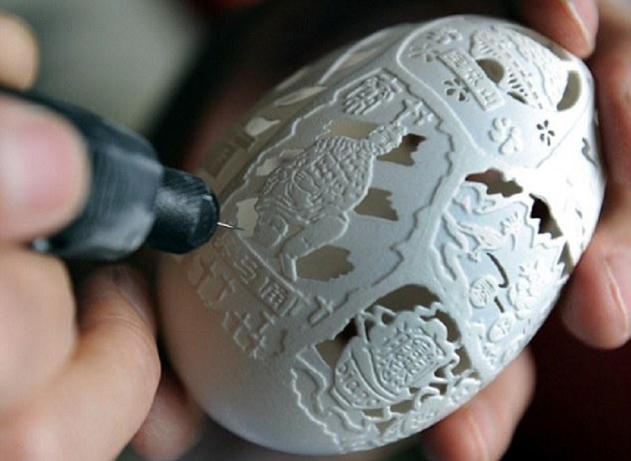 Vỏ trứng được các nghệ nhân tỉ mỉ điêu khắc